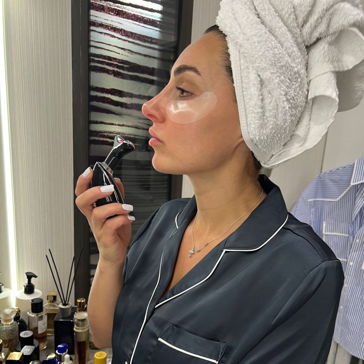 Alma Skin™ Face Sculpting Device with LED functionality - Black